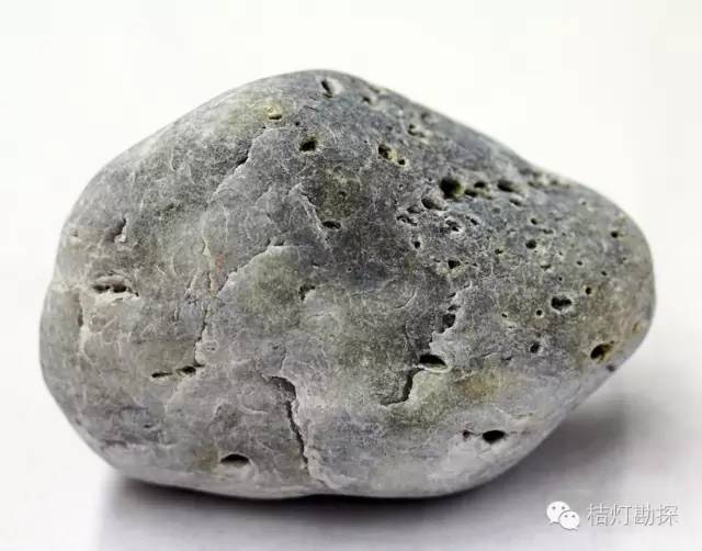 常被人误认为是陨石的火山熔岩 带有流纹斑岩特征的可排除是陨石的