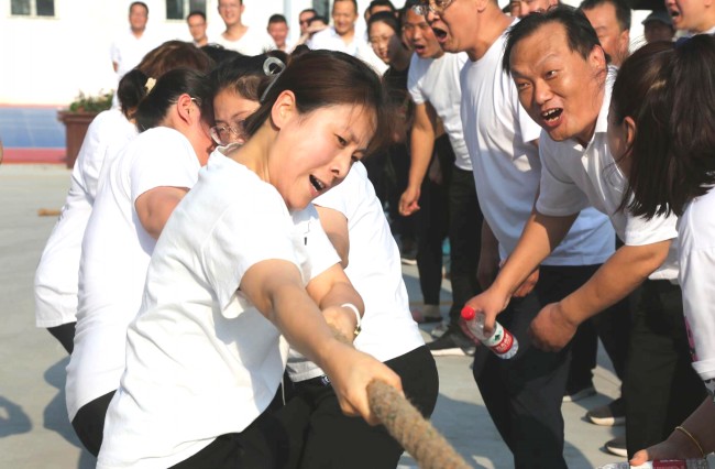 装备制造集团行政事务运营分公司举办凝心聚力喜迎二十大拔河比赛