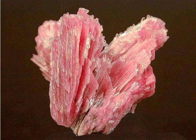 蔷薇辉石的晶体为板状或板柱状,晶体的集合体为粒状或块状,浅粉到红色