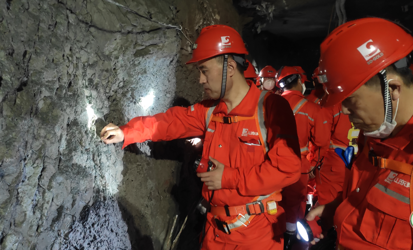 在座谈交流会上,嵩县山金公司全面介绍了在充填工艺技术改造方面所