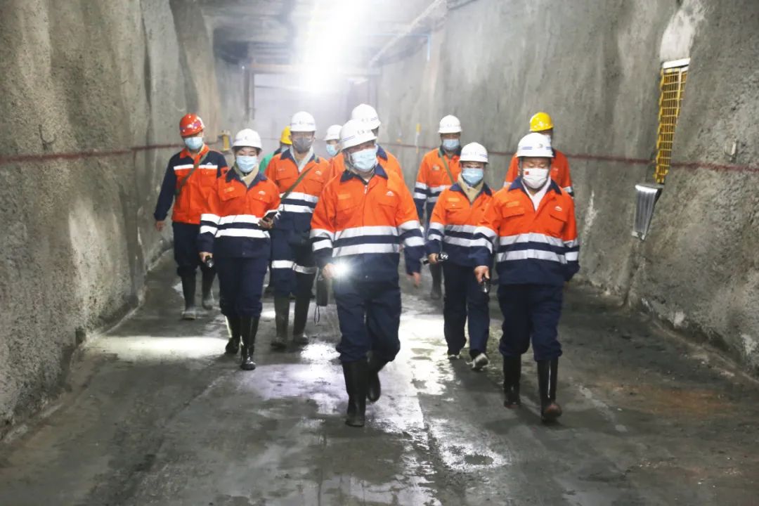 王永前陪同中国瑞宝总裁谭传洲一行深入二矿区井下参观 并对安全生产